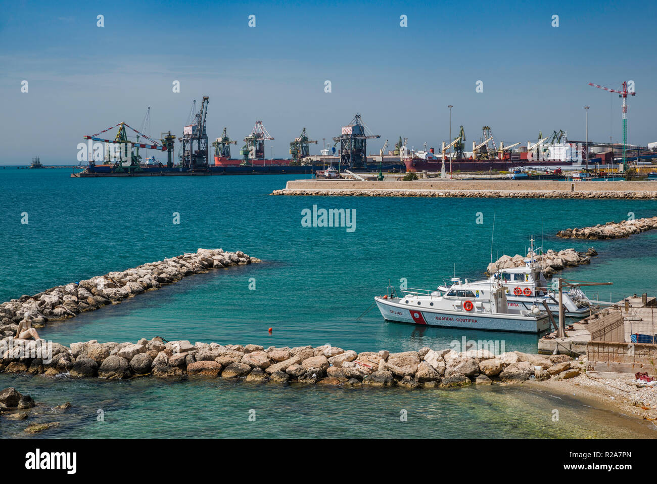 Banchine e moli foranei al porto di Taranto, Puglia, Italia Foto Stock