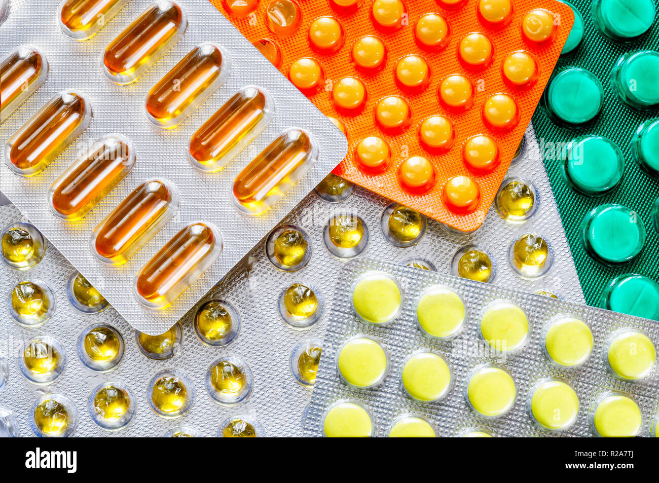 Pillole di alveoli di coloratissimi farmacia per curare il dolore e la malattia. Potrebbe essere utilizzato dai malati con la medicina delle tossicodipendenze Foto Stock