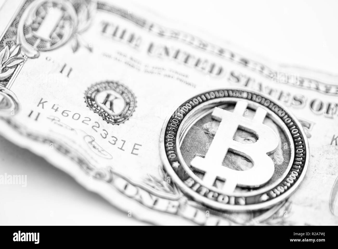 Crumpled sfocata dollar denaro e diversi background bitcoin come il concetto di problema e futuro Foto Stock