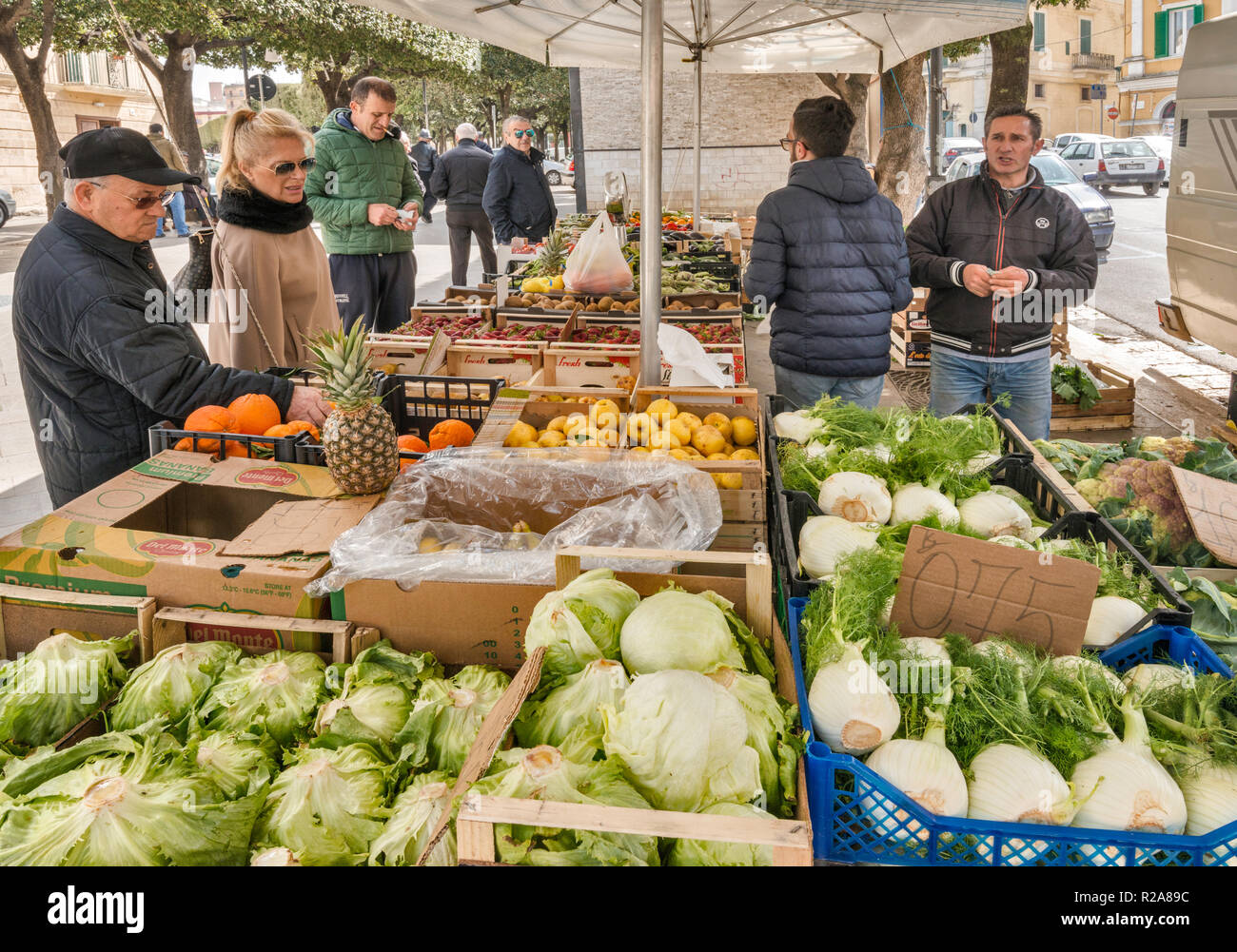La frutta e la verdura stand presso Piazza Giuseppe Pellicari a Gravina in Puglia, Puglia, Italia Foto Stock