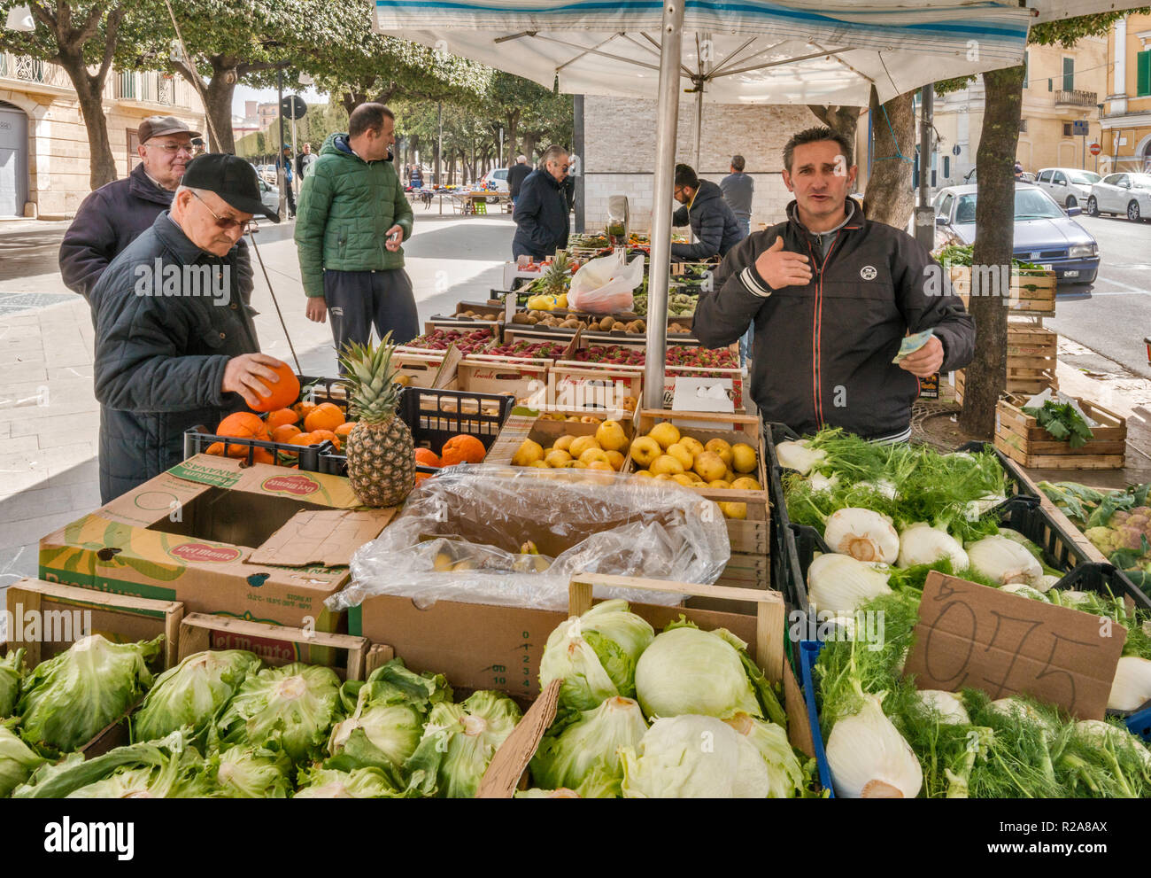 La frutta e la verdura stand presso Piazza Giuseppe Pellicari a Gravina in Puglia, Puglia, Italia Foto Stock