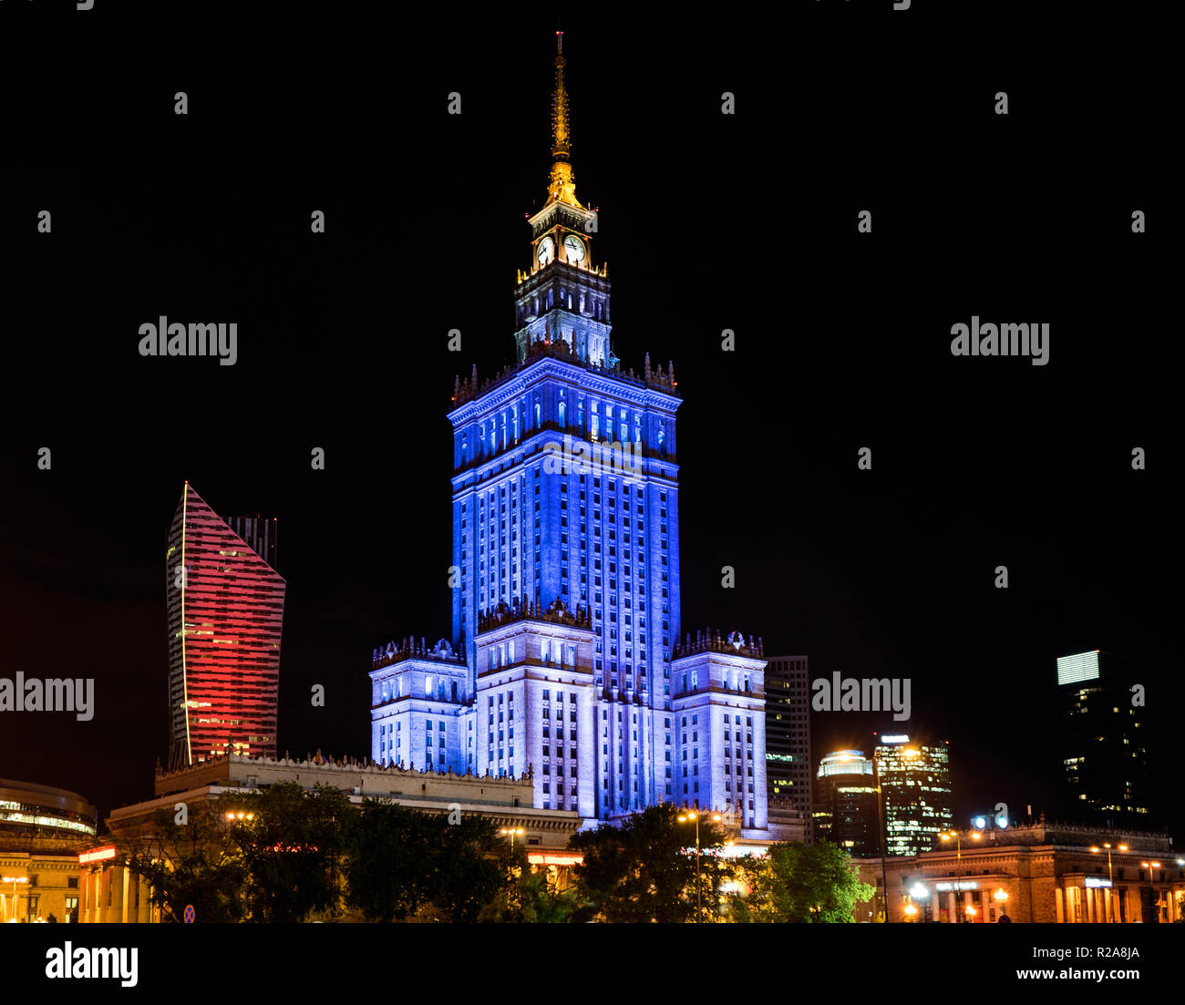 Vista notturna del Soviet costruito Palazzo della Scienza e della cultura di Varsavia, Polonia. Foto Stock