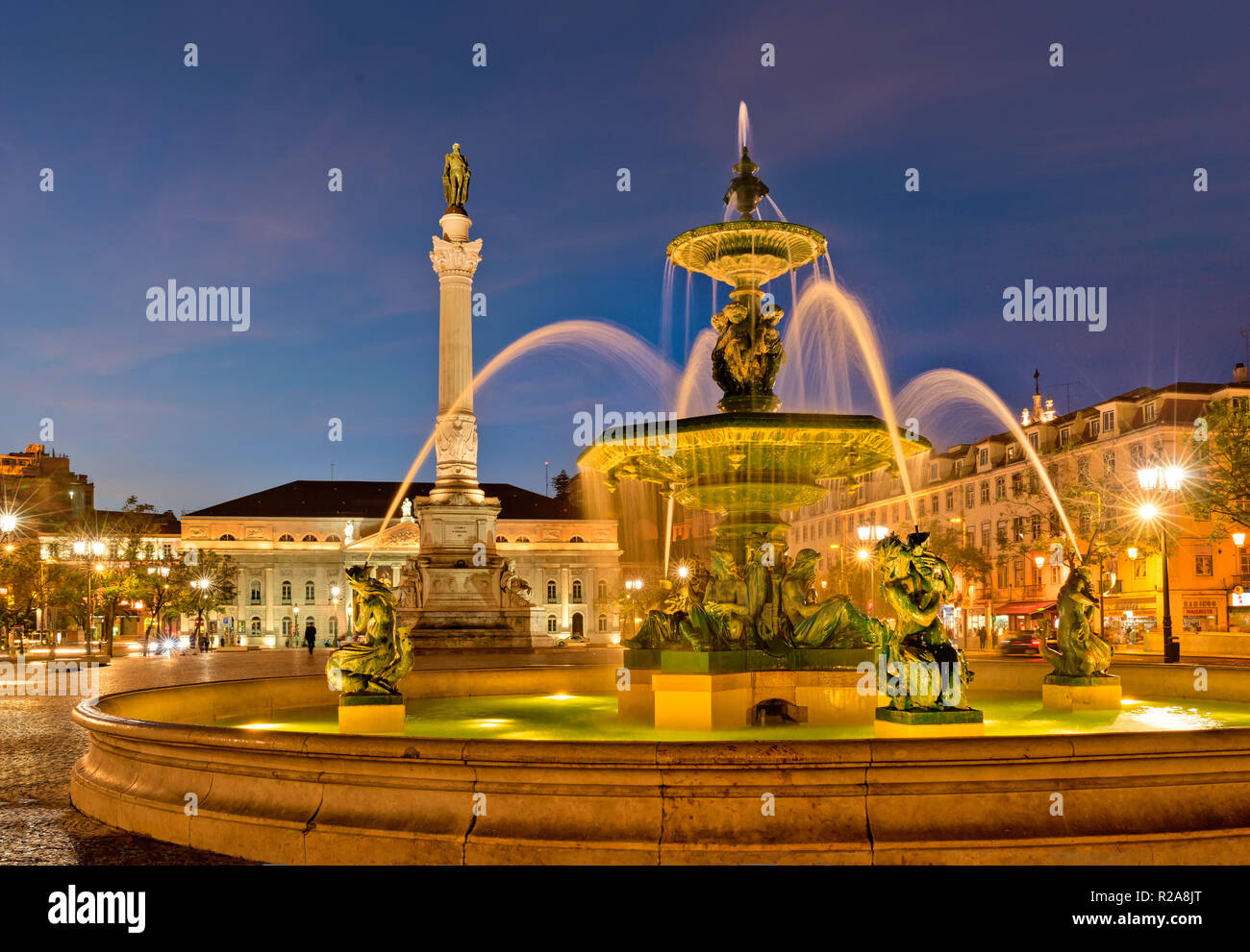 Il Portogallo, Lisbona, piazza Rossio, fontane e la statua di Dom Pedro IV Foto Stock
