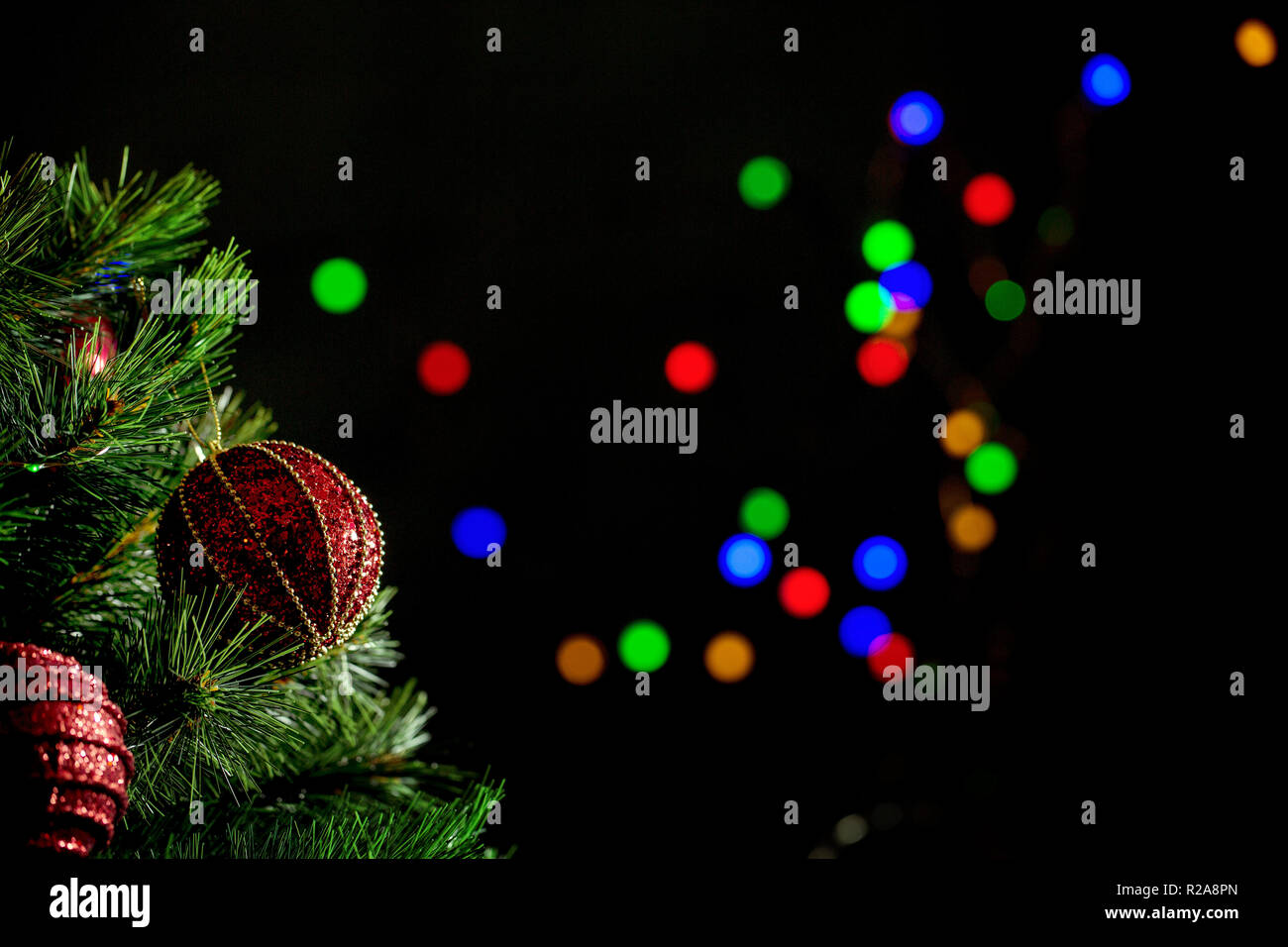 Le decorazioni di Natale e colorate luci sfocate sullo sfondo. Foto Stock