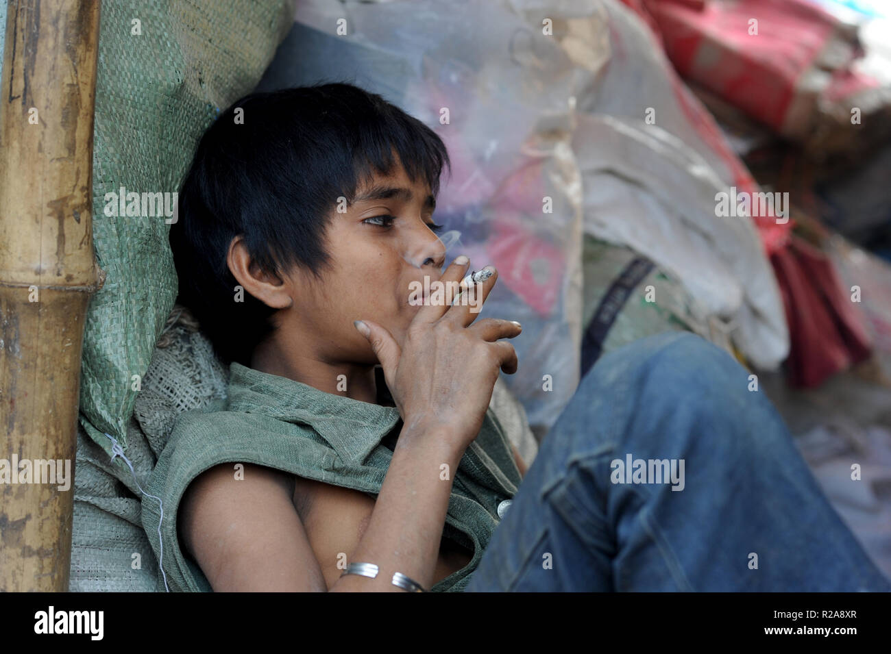 Dacca in Bangladesh - Gennaio 25, 2014: bangladese tossicodipendenti i bambini di strada a Sadarghat a Dhaka, nel Bangladesh. Foto Stock