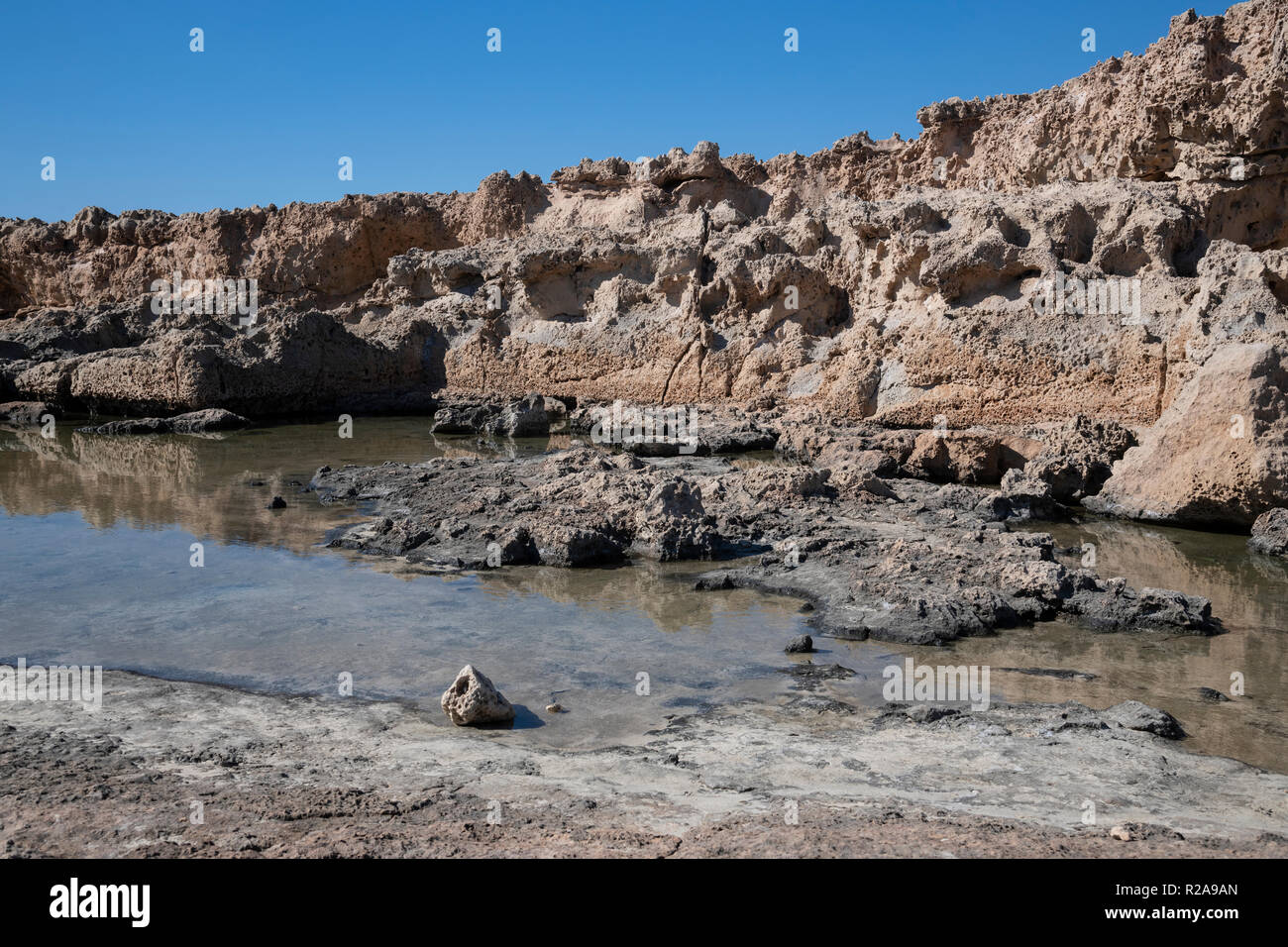 Costa di isola di Cipro con pietre Foto Stock