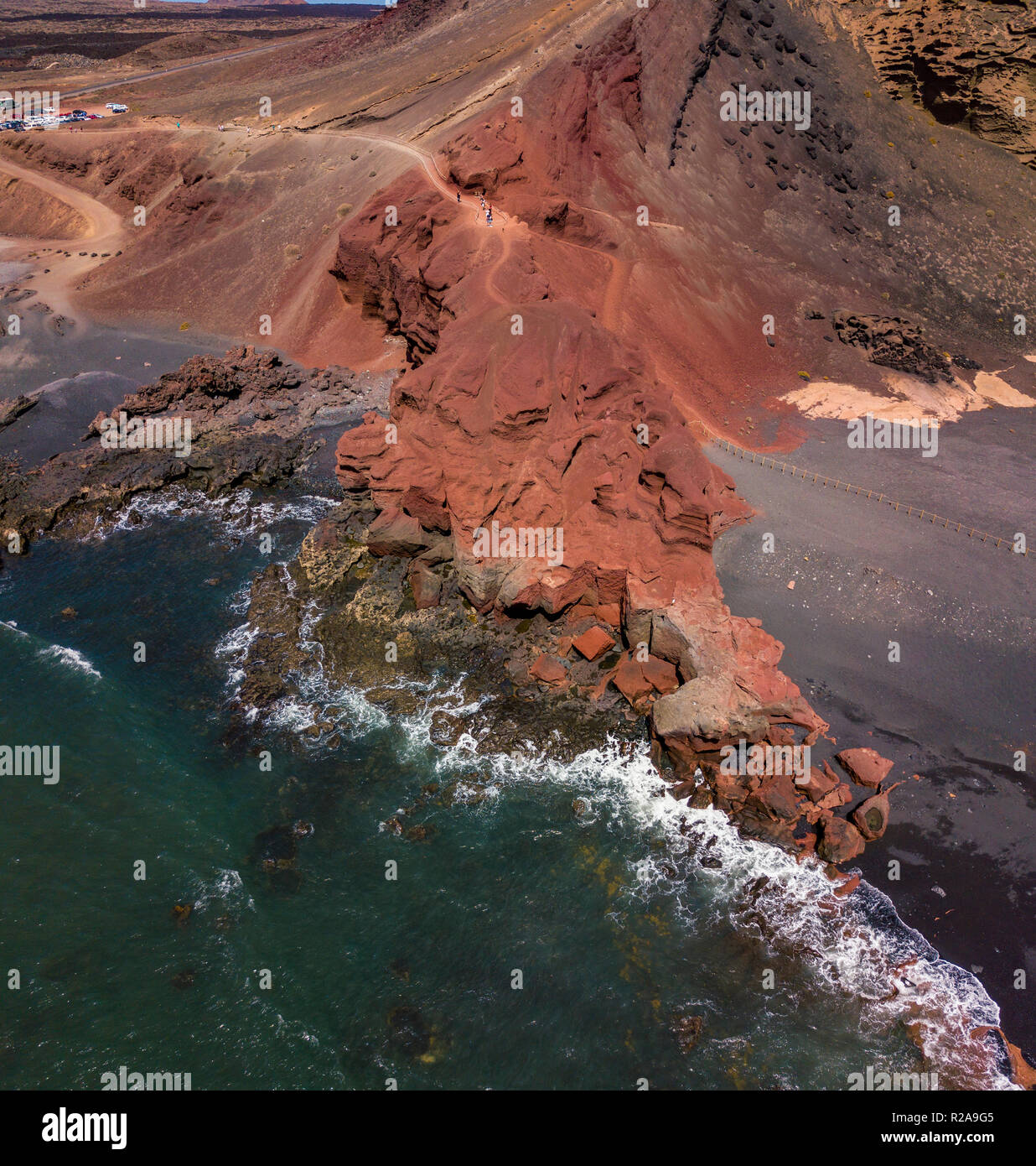 Vista aerea di onde che si infrangono su una formazione di roccia. Playa El Golfo. Spiaggia nera di Charco de los Clicos. Lanzarote isole Canarie Spagna Foto Stock