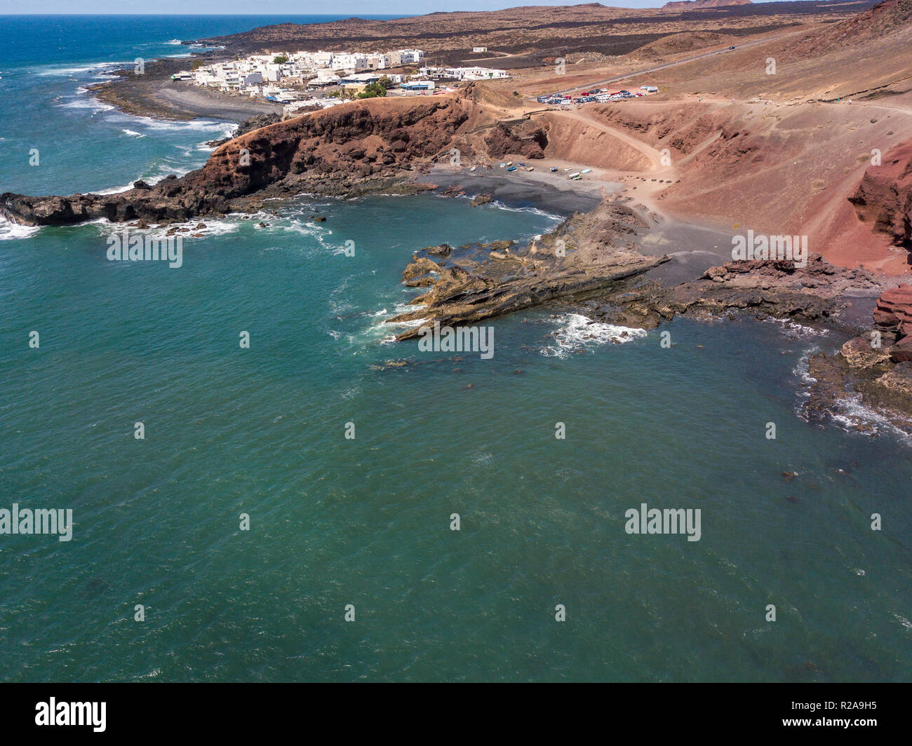 Vista aerea di onde che si infrangono su una formazione di roccia. Playa El Golfo. Spiaggia nera di Charco de los Clicos. Lanzarote isole Canarie Spagna Foto Stock