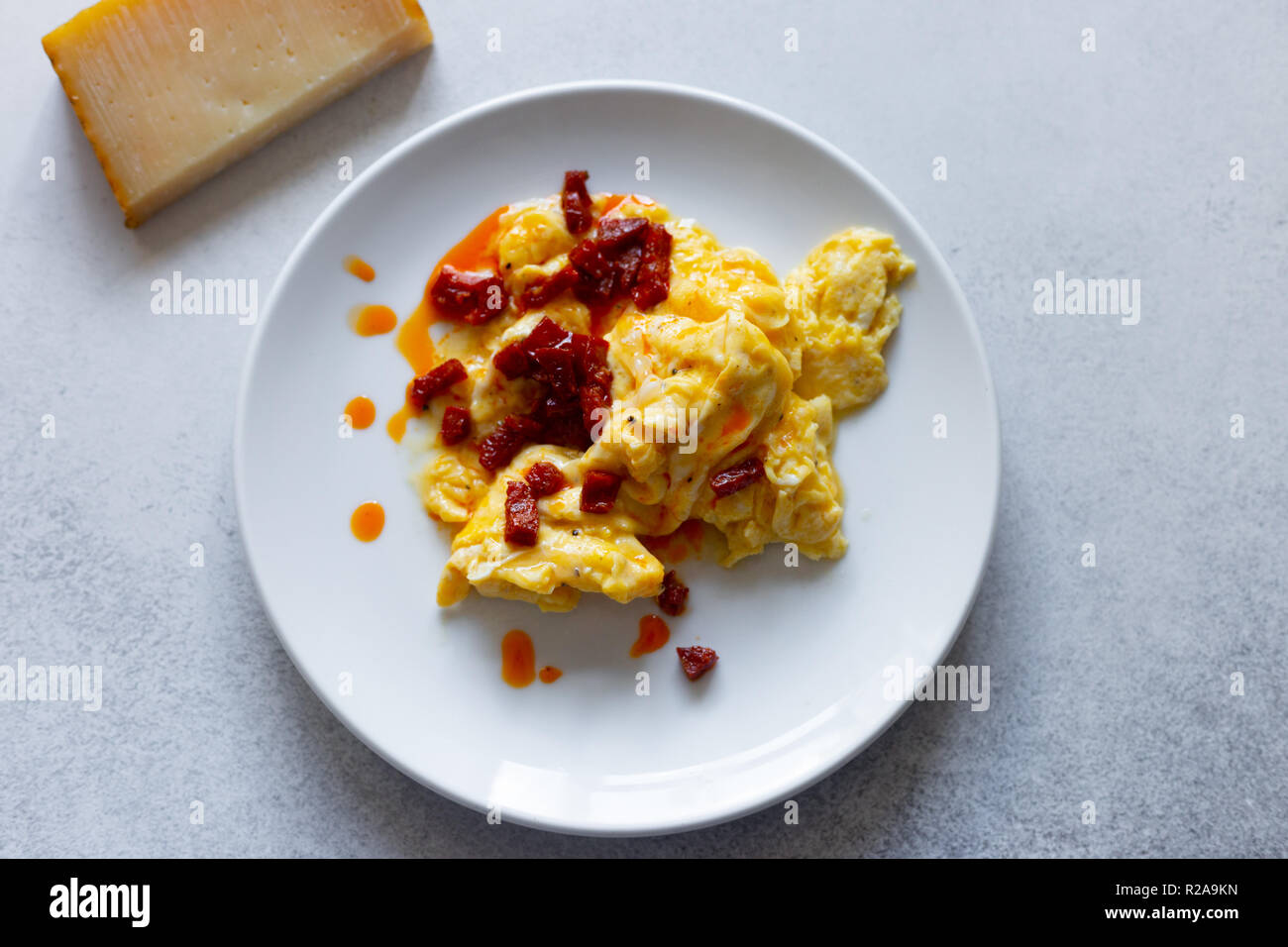 Uova strapazzate con chorizo e scaglie di parmigiano Foto Stock