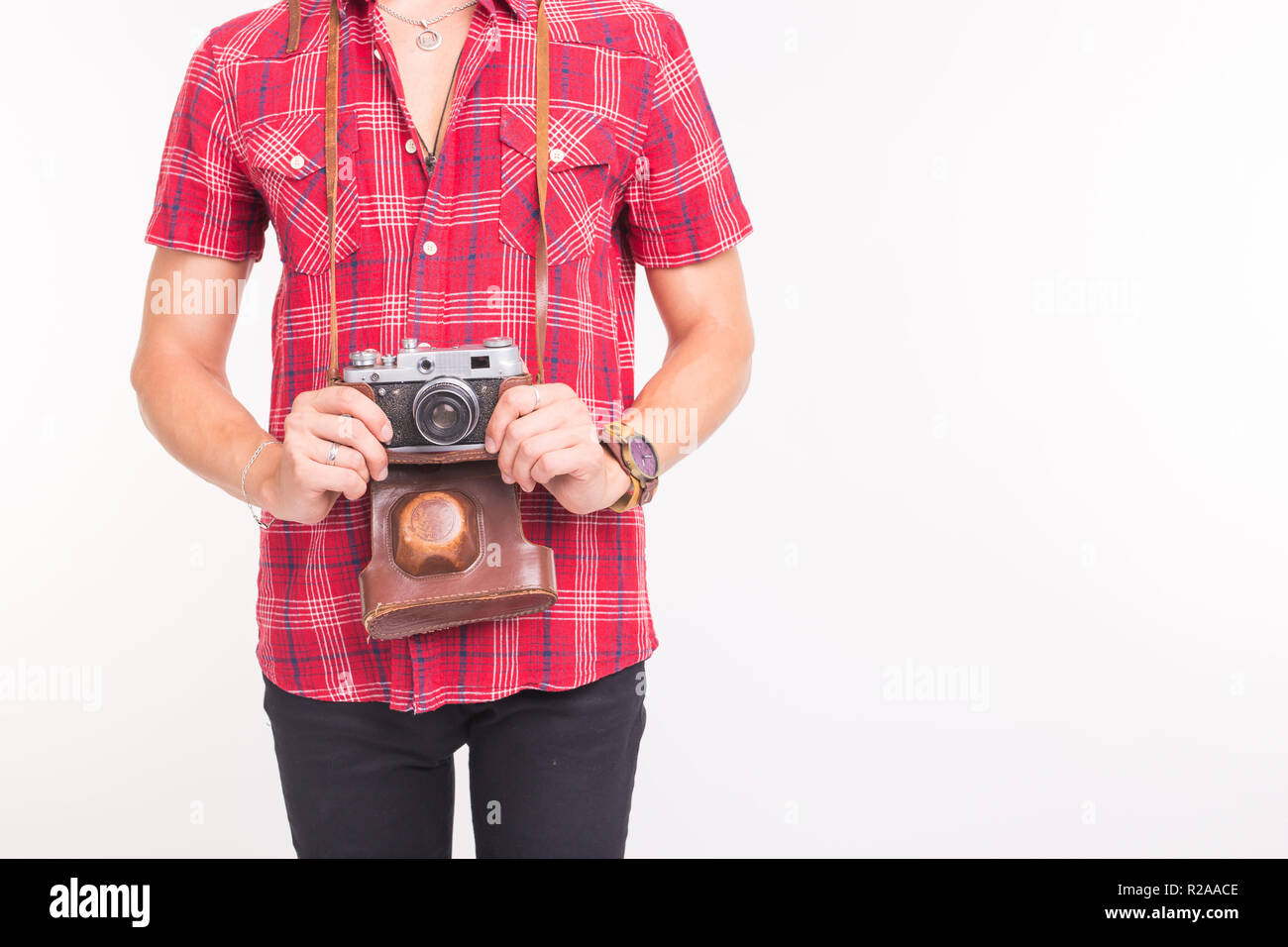 Vintage, fotografo e concetto di persone - fotocamera retrò nelle mani dell'uomo su sfondo bianco con spazio di copia Foto Stock