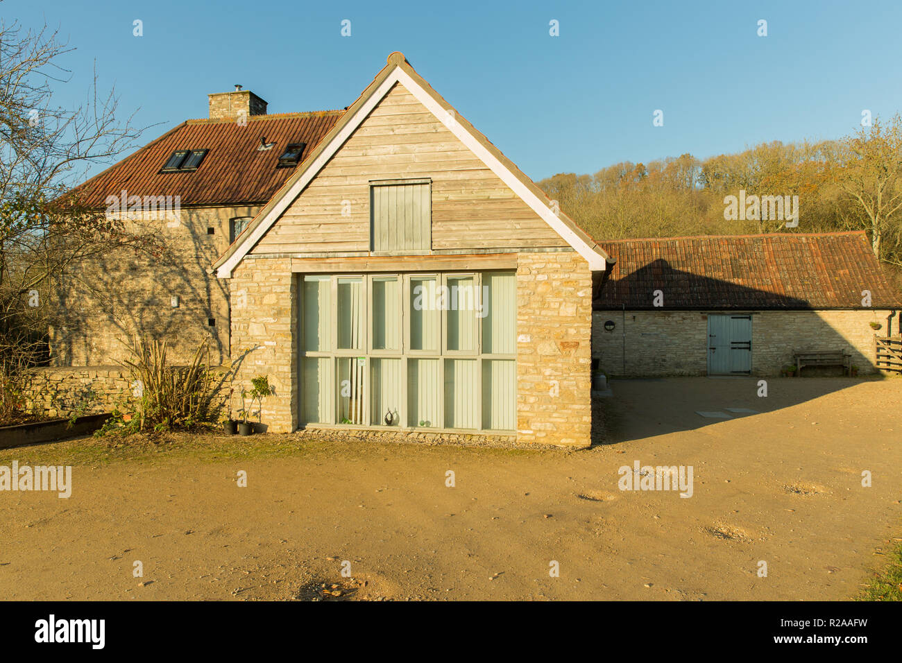 La stoltezza Agriturismo vicino a Bristol, vista laterale della casa colonica e gli edifici del centro Foto Stock