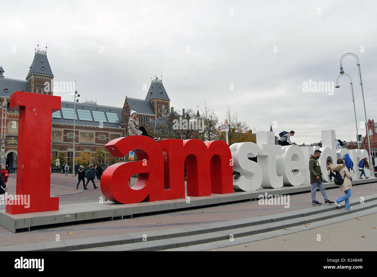 I simboli di Amsterdam a segno con il Rijksmuseum in background. Foto Stock