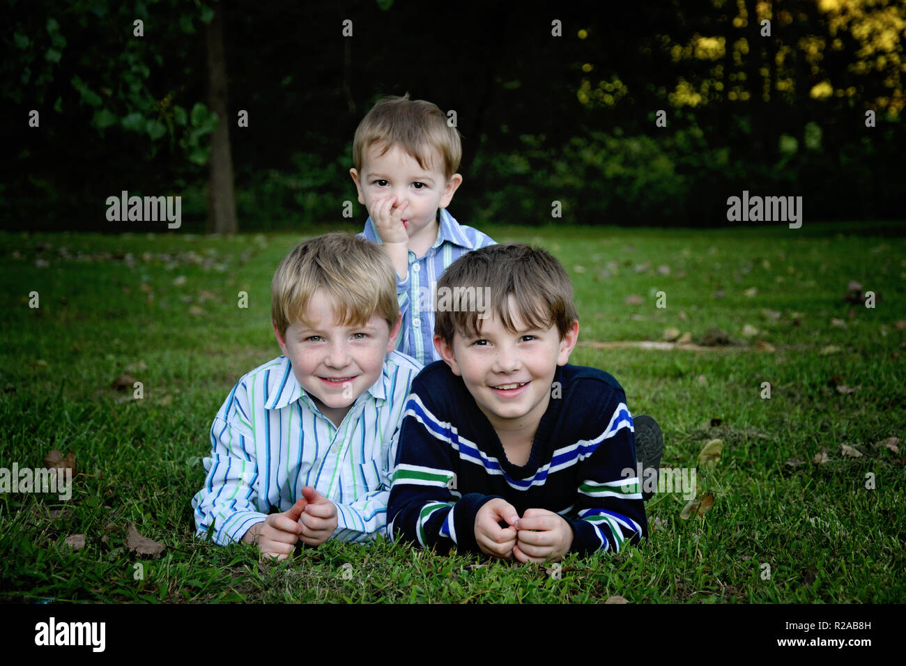 Tre fratelli insieme ritratto Foto Stock