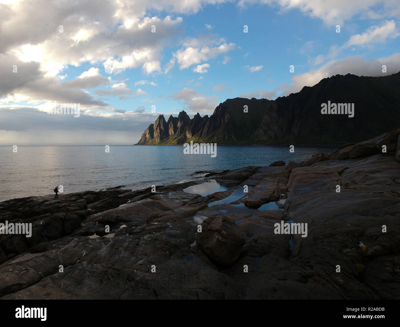 Vista aerea della costa e le montagne in Senja, Norvegia Foto Stock
