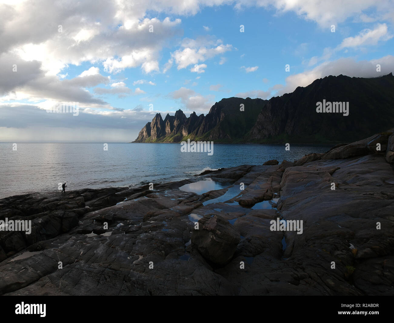 Vista aerea della costa e le montagne in Senja, Norvegia Foto Stock