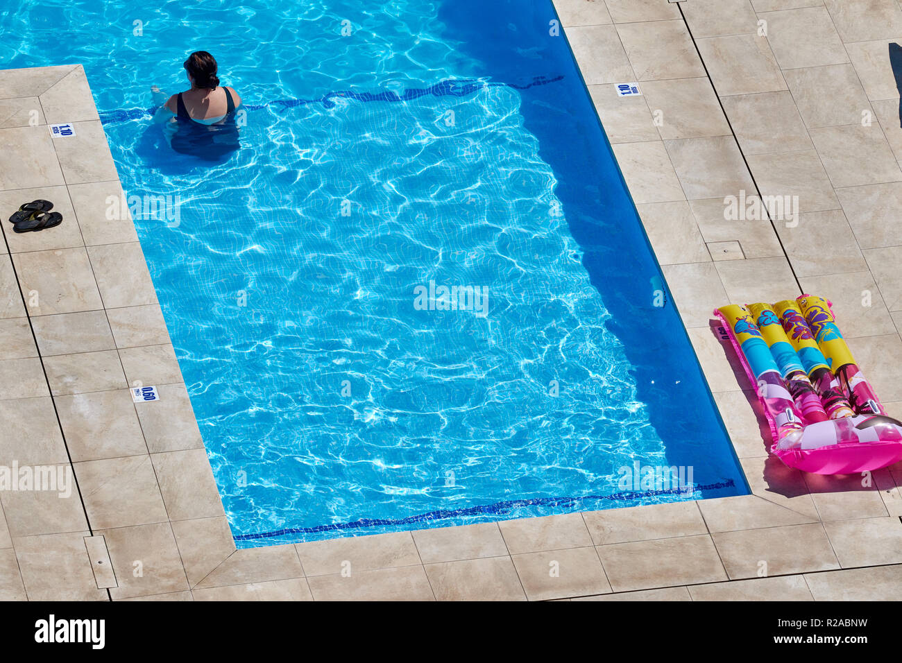 Mallorca, Spagna - 16 agosto 2018: donna non identificato non si raffredda in una piscina su una torrida giornata calda. Foto Stock