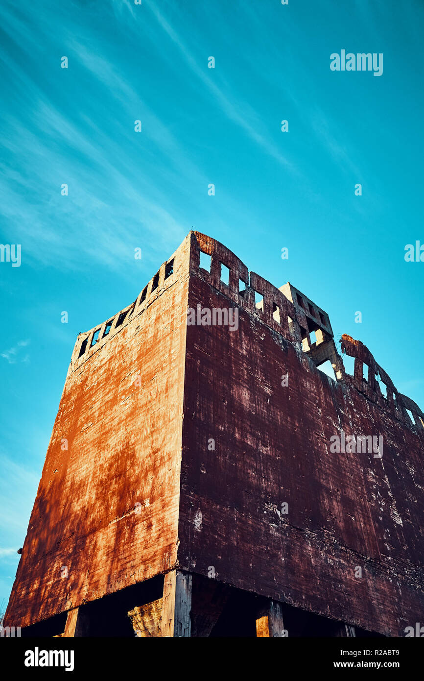 Scary abbandonato apocalittico torre di cemento di stile al tramonto, dai toni di colore dell'immagine. Foto Stock