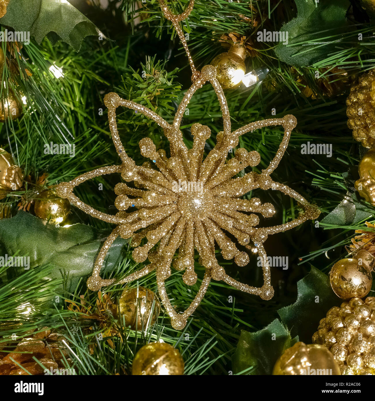 Golden decorazioni natalizie. Il tempo di Natale atmosfera festosa atmosfera. Immagine stagionali. Foto Stock