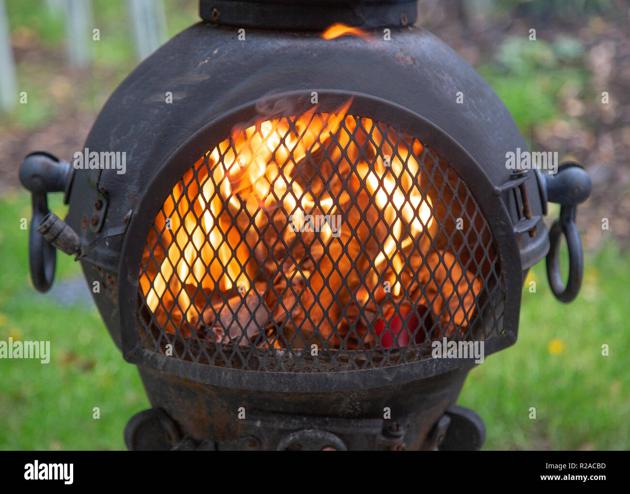 Chiminea Outdoor/BBQ/ una buca per il fuoco Foto Stock