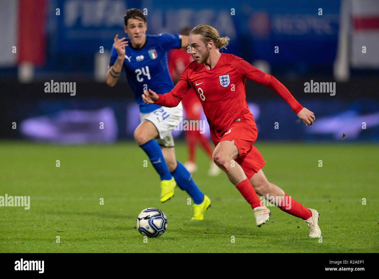 Tom Davies (Inghilterra) Nicolo Zaniolo (Italia) durante la Uefa 'sotto 21 Campionato Internazionale' amichevole tra Italia 1-2 Inghilterra a Paolo Mazza Stadium il 15 novembre 2018 a Ferrara, Italia. Credito: Maurizio Borsari/AFLO/Alamy Live News Foto Stock