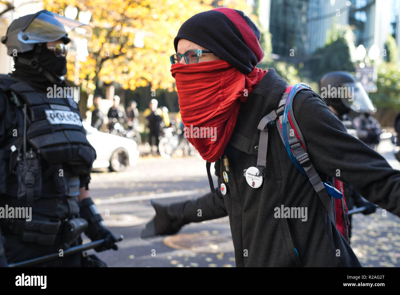 Arrabbiati per essere costretti a spostare un antifo protestor grida a poliziotti antisommossa. Foto Stock