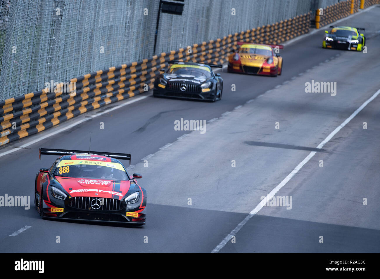 Macao, Cina. Xviii Nov, 2018. Maro Engel (anteriore) della Repubblica federale di Germania compete durante la gara del campionato FIA GT World Cup al sessantacinquesimo Macao Grand Prix di Macao, Cina del sud, nov. 18, 2018. (Xinhua/Cheong Kam Ka) Credito: Cheong Kam Ka/Xinhua/Alamy Live News Foto Stock