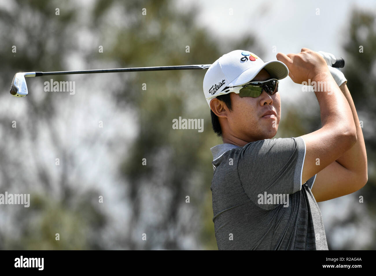 Il 18 novembre 2018, il Lakes Golf Club, Sydney, Australia; Emirates Australian Open di Golf, round 4; Byeong Hun un di Corea guarda il suo tee-shot Foto Stock