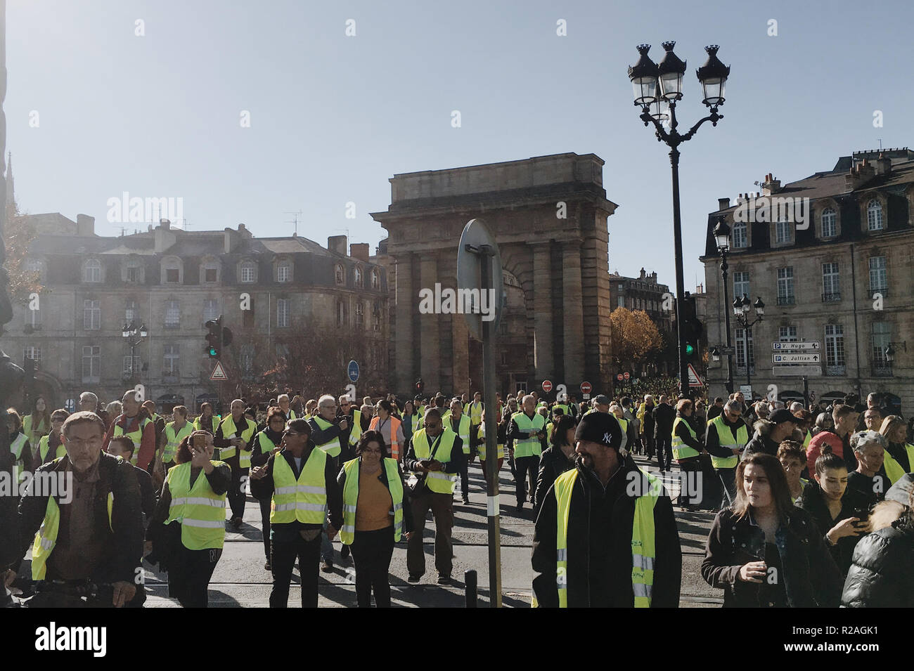 Bordeaux, Francia - 17 Novembre 2018: dimostrazione giubbotti di giallo contro di aumentare le tasse sulla benzina e diesel introdusse il governo della Francia Credito: sportpoint/Alamy Live News Foto Stock