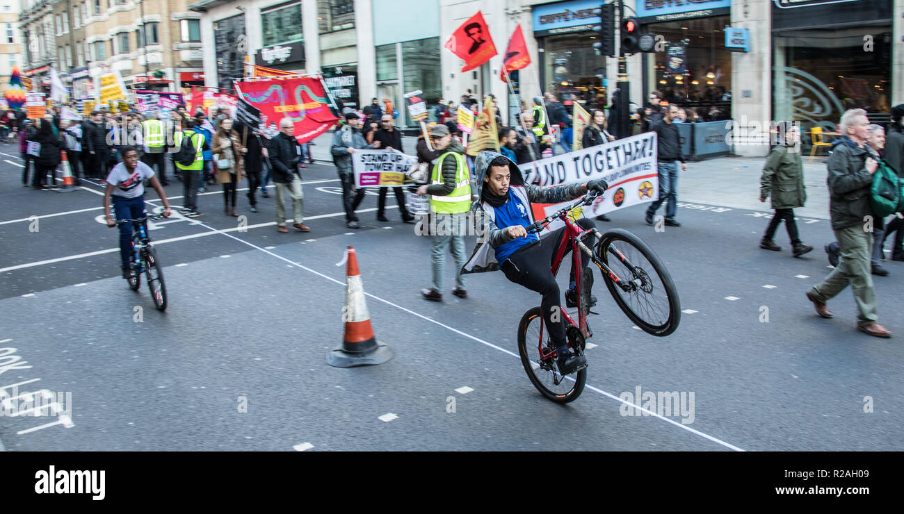 Londra, Regno Unito. 17 Nov, 2018. Migliaia hanno marciato attraverso il centro di Londra in una manifestazione contro il razzismo e il fascismo organizzato da Stand fino al razzismo e di unire le forze contro il fascismo, Credito: David Rowe/Alamy Live News Foto Stock