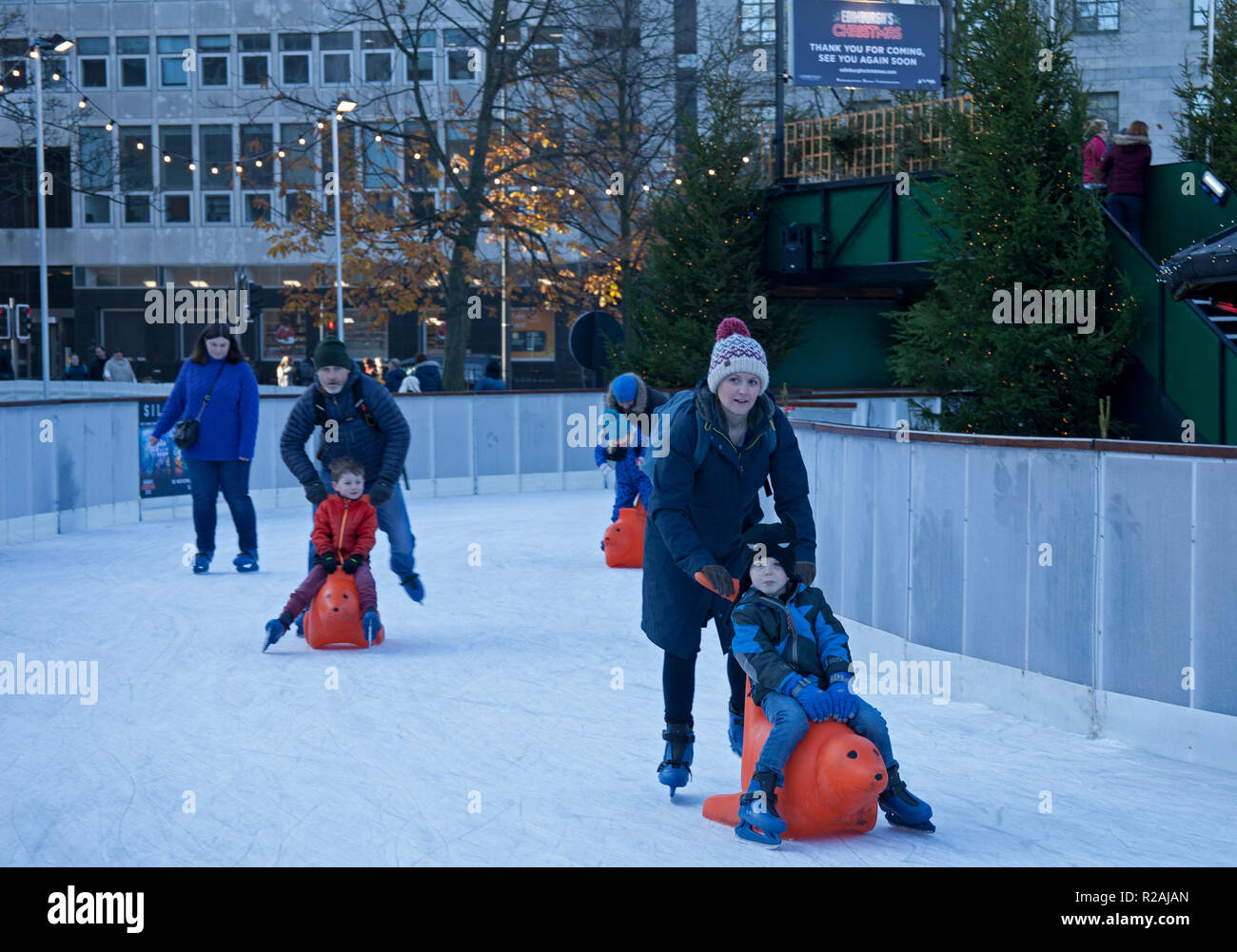 Edimburgo, Scozia. Regno Unito 18 nov. 2018. Il sole ha ottenuto la gente fuori a visitare la St Andrew Square pista di pattinaggio su ghiaccio che ha avuto un inizio slowish ma ha cominciato a occupato fino al pomeriggio. Foto Stock