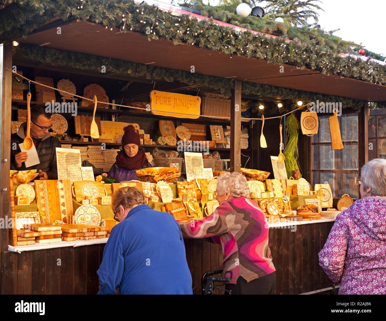 Edimburgo, Scozia. Regno Unito 18 nov. 2018. Il sole ha ottenuto la gente fuori per visitare il Princes Street Market in questa prima domenica. Il dono bancarelle erano abbastanza occupato con persone che acquistano e le bancarelle prodotti alimentari sono state facendo un ruggente scambi con i vari e insolito considera che essi avevano in offerta. Foto Stock