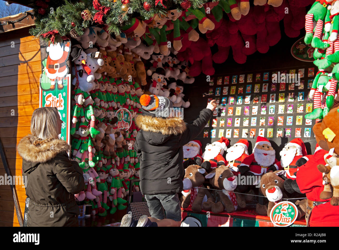 Edimburgo, Scozia. Regno Unito 18 nov. 2018. Il sole ha ottenuto la gente fuori per visitare il Princes Street Market in questa prima domenica. Il dono bancarelle erano abbastanza occupato con persone che acquistano e le bancarelle prodotti alimentari sono state facendo un ruggente scambi con i vari e insolito considera che essi avevano in offerta. Foto Stock