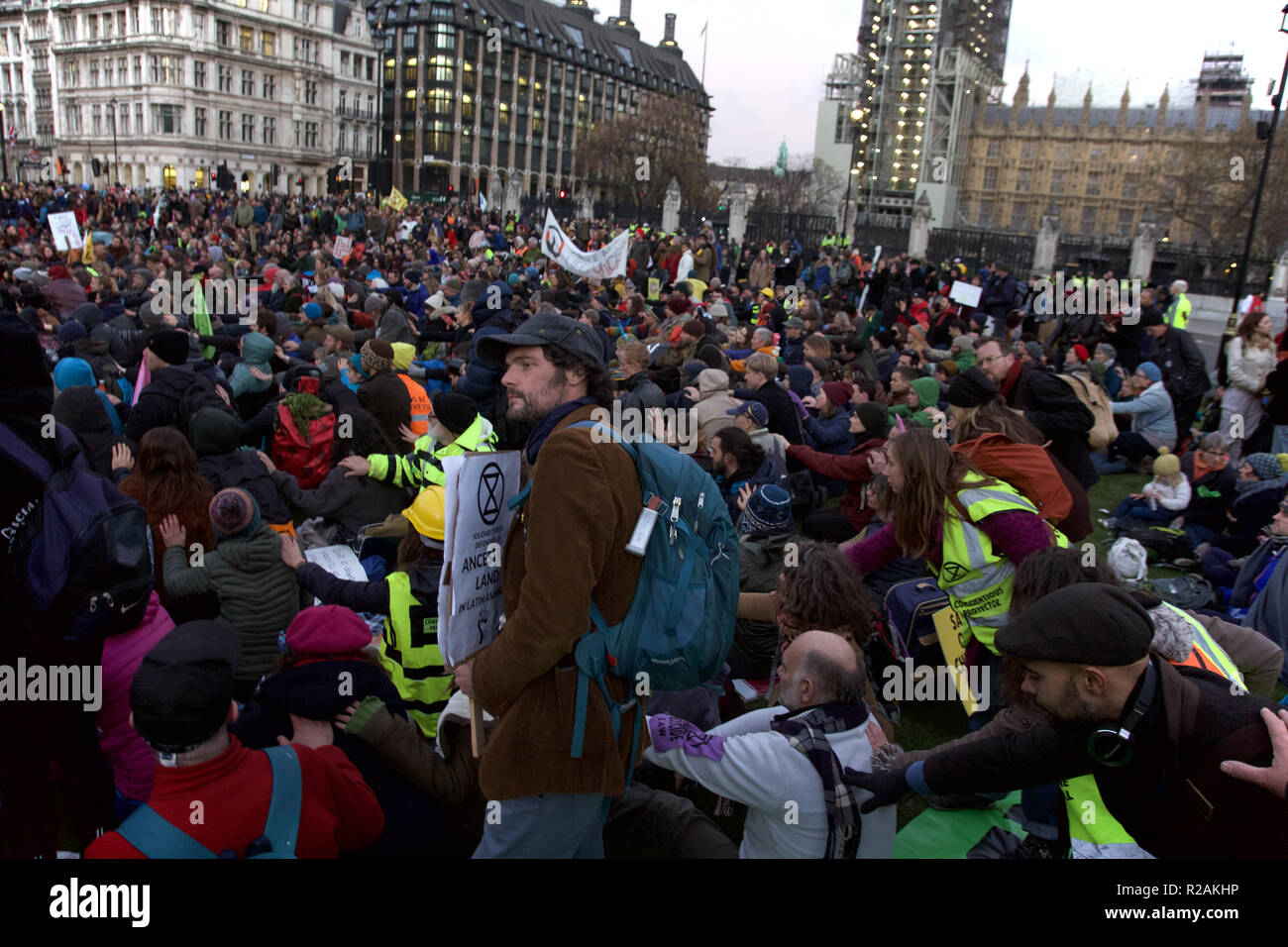 Estinzione della ribellione nella piazza del Parlamento, Westminster. Foto Stock