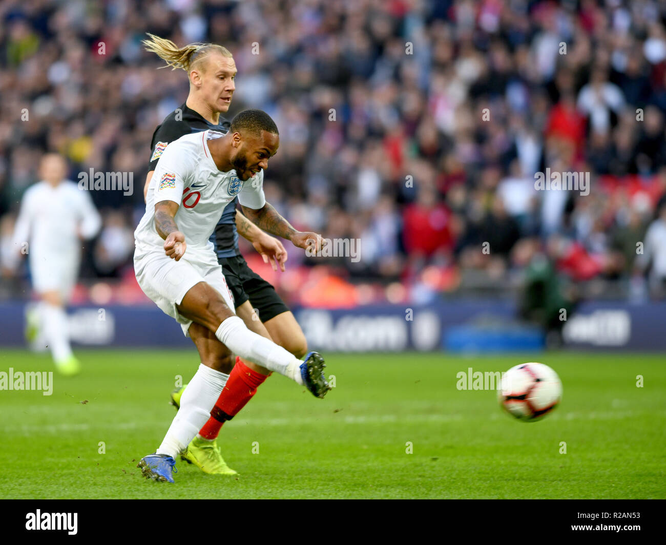 Raheem Sterling di Inghilterra ha un tiro in porta- Inghilterra v Croazia , Nazioni UEFA League - Gruppo A4, lo Stadio di Wembley, London - 18 novembre 2018 Foto Stock
