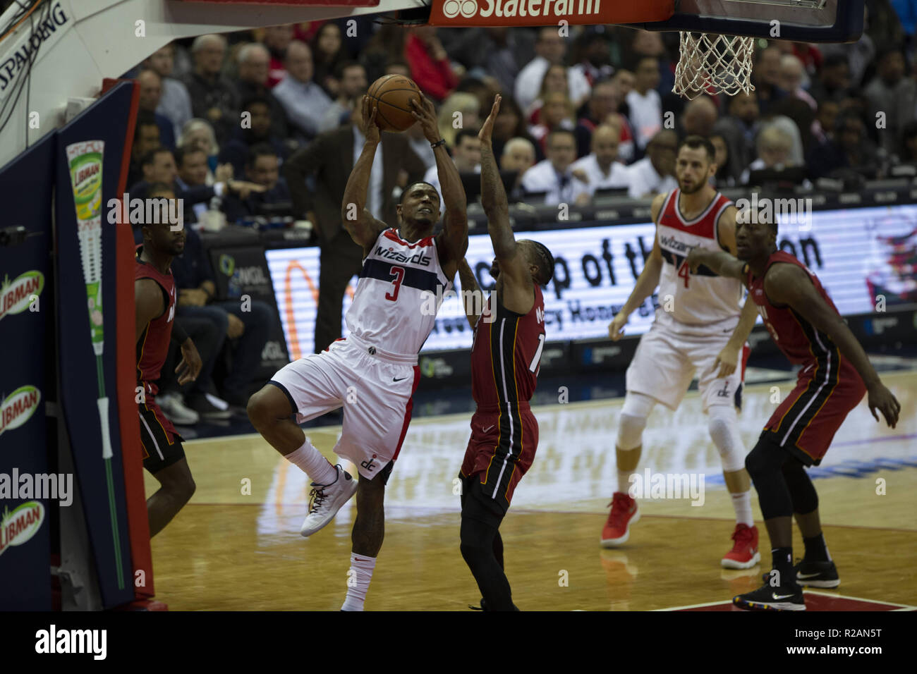 Washington, Distretto di Columbia, Stati Uniti d'America. Xviii oct, 2018. Washington Wizards guard Bradley Beal (3) rigidi per il cestello durante il gioco tra il Washington Wizards e Miami Heat al Capitol One Area su ottobre 18, 2018 a Washington, DC. Credito: Alex Edelman/ZUMA filo/Alamy Live News Foto Stock