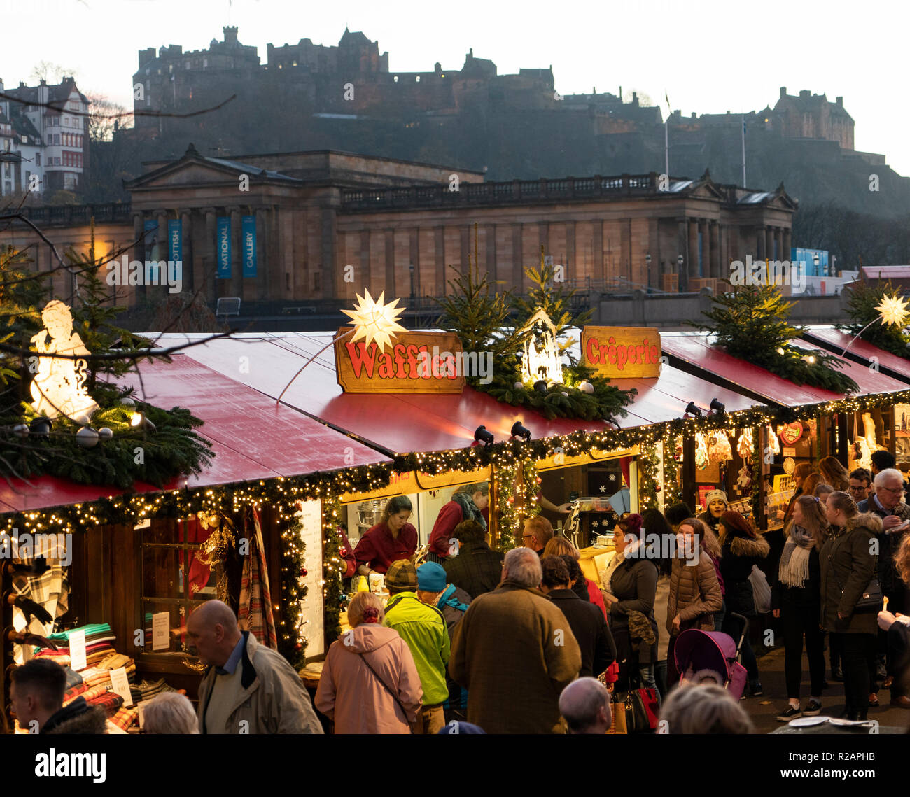 Edimburgo, Scozia, Regno Unito. 18 Novembre, 2018. L annuale Edinburgh mercatino di Natale aperto questo fine settimana e migliaia di locali e turisti goduto il tradizionale intrattenimento, cibo e bevande offerte come crepuscolo scese sulla città. Credito: Iain Masterton/Alamy Live News Foto Stock