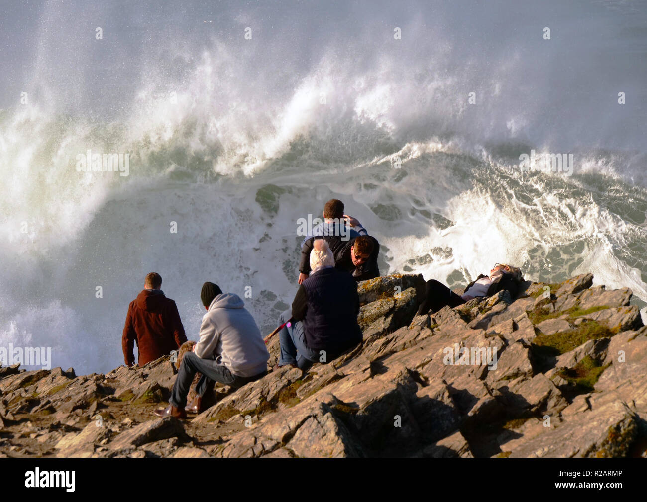 Cornwall, Regno Unito. 18 Nov 2018. Regno Unito Meteo la grande ondata noto come Cribbar o Widowmaker attira grandi folle di turisti per la capezzagna, generato dalla Atlantic bassa pressione sistema meteo responsabile per il recente Portugese Nazare big wave surf contest. No surfers ha tentato il Cribbar in questa occasione.XVIII Novembre,2018 Robert Taylor/Alamy Live News. Newquay, Cornwall, Regno Unito. Credito: Robert Taylor/Alamy Live News Foto Stock
