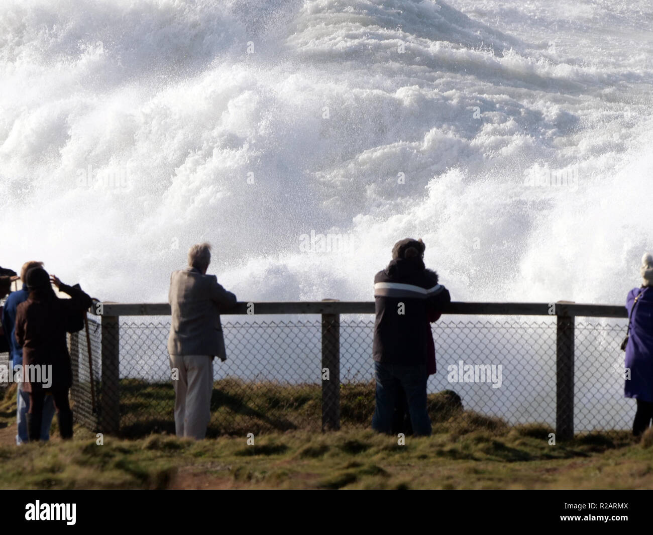 Cornwall, Regno Unito. 18 Nov 2018. Regno Unito Meteo la grande ondata noto come Cribbar o Widowmaker attira grandi folle di turisti per la capezzagna, generato dalla Atlantic bassa pressione sistema meteo responsabile per il recente Portugese Nazare big wave surf contest. No surfers ha tentato il Cribbar in questa occasione.XVIII Novembre,2018 Robert Taylor/Alamy Live News. Newquay, Cornwall, Regno Unito. Credito: Robert Taylor/Alamy Live News Foto Stock