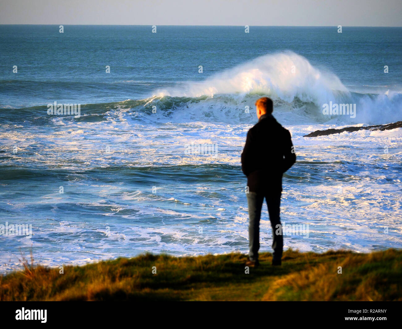 Cornwall, Regno Unito. 18 Nov 2018. Regno Unito Meteo la grande ondata noto come Cribbar o Widowmaker attira grandi folle di turisti per la capezzagna, generato dalla Atlantic bassa pressione sistema meteo responsabile per il recente Portugese Nazare big wave surf contest. No surfers ha tentato il Cribbar in questa occasione.XVIII Novembre,2018 Robert Taylor/Alamy Live News. Newquay, Cornwall, Regno Unito. Credito: Robert Taylor/Alamy Live News Foto Stock