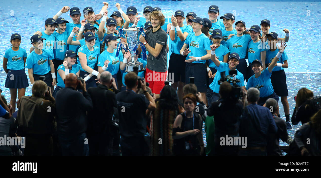 Londra, Regno Unito. Novembre 18, 2018. Alexander Zverev (GER) vincitore della Nitto ATP finale contro Novak Djokovic (SRB) con sfera le ragazze e i ragazzi durante il giorno otto uomini singoli - finale di Nitto ATP World Tour Finals giocato all'O2 Arena di Londra il 18 novembre 2018. Azione di Credito Foto Sport Credit: Azione Foto Sport/Alamy Live News Credit: Azione Foto Sport/Alamy Live News Foto Stock