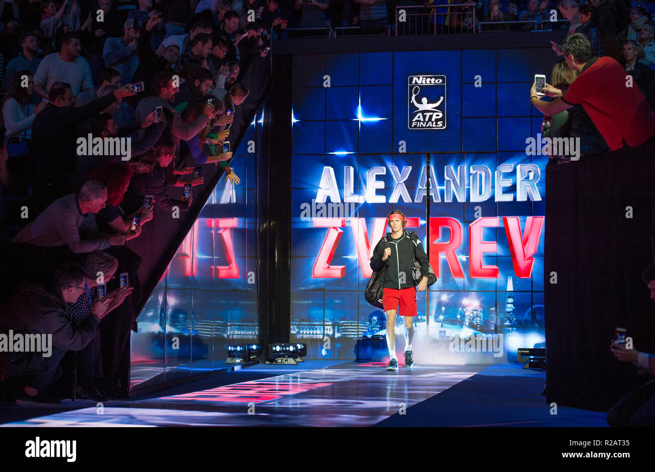 O2, Londra, Regno Unito. 18 Novembre, 2018. Mens partita finale. Alexander Zverev (GER) in arrivo sul Centre Court per la sua partita con Novak Djokovic (SRB). Credito: Malcolm Park/Alamy Live News. Foto Stock
