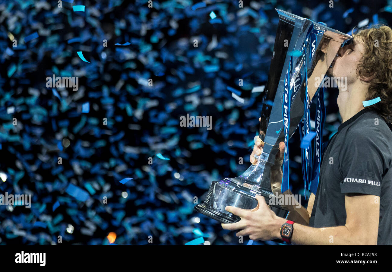 Alexander Zverev (Germania) vince la fine dell'anno finali e pone con il trofeo durante il Nitto ATP Finals London 2018 all'O2, Londra, Inghilterra il 18 novembre 2018. Foto di Andy Rowland. Foto Stock