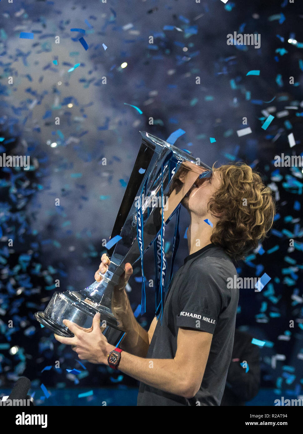 Alexander Zverev (Germania) vince la fine dell'anno finali e pone con il trofeo durante il Nitto ATP Finals London 2018 all'O2, Londra, Inghilterra il 18 novembre 2018. Foto di Andy Rowland. Foto Stock