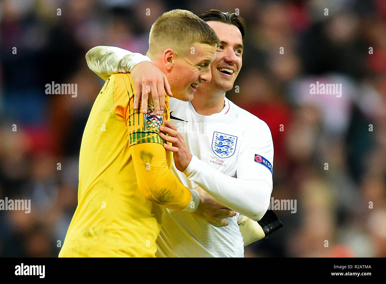 Londra, Regno Unito. Il 18 novembre 2018. In inghilterra il portiere Giordania Pickford (1) (sinistra) celebra vincendo 2-1 con l'Inghilterra defender Ben Chilwell (3) durante la UEFA Nazioni League match tra Inghilterra e Croazia allo Stadio di Wembley, Londra domenica 18 novembre 2018. (©MI News & Sport Ltd | Alamy Live News) Foto Stock