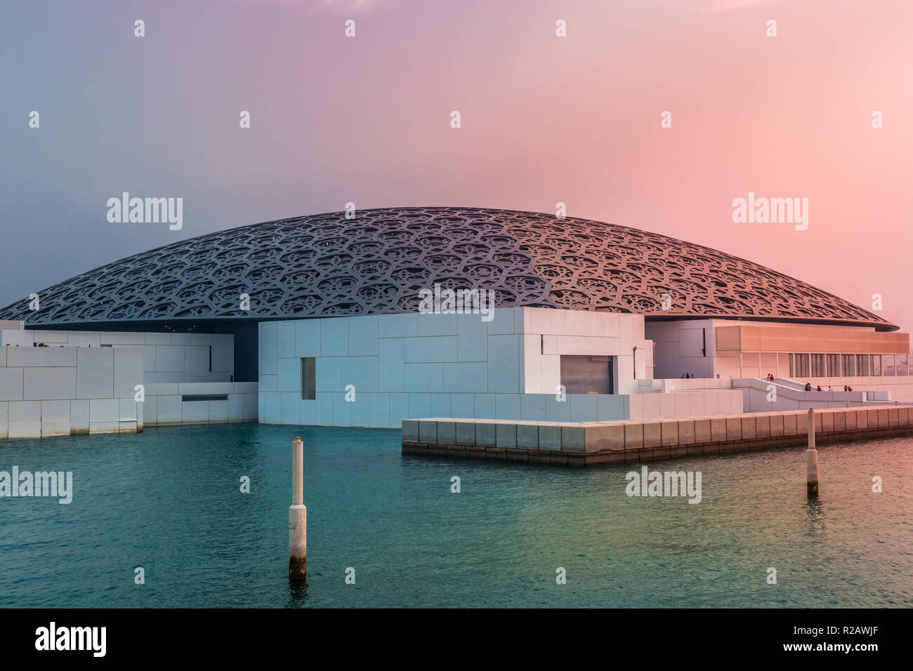 Abu Dhabi, Emirati Arabi Uniti, 7 ottobre 2018: il museo del Louvre Abu Dhabi nella luce della sera.. Foto Stock