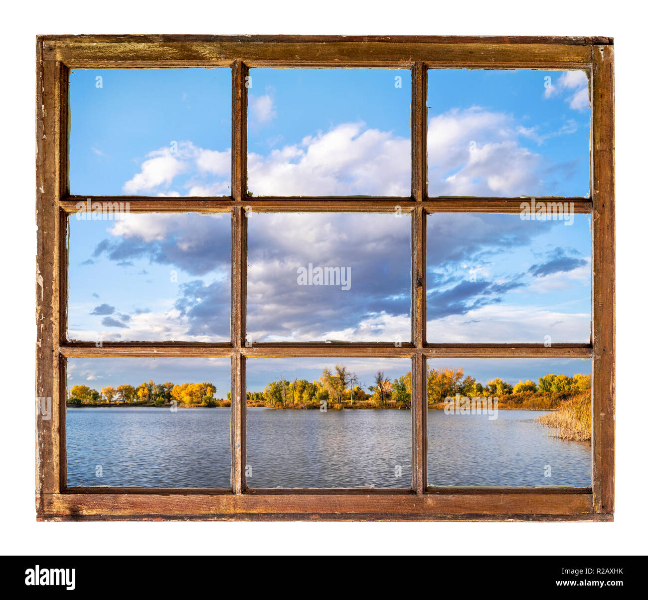 Il lago in Colorado con un drammatico cielo e colori autunnali come si vede da una finestra vintage Foto Stock