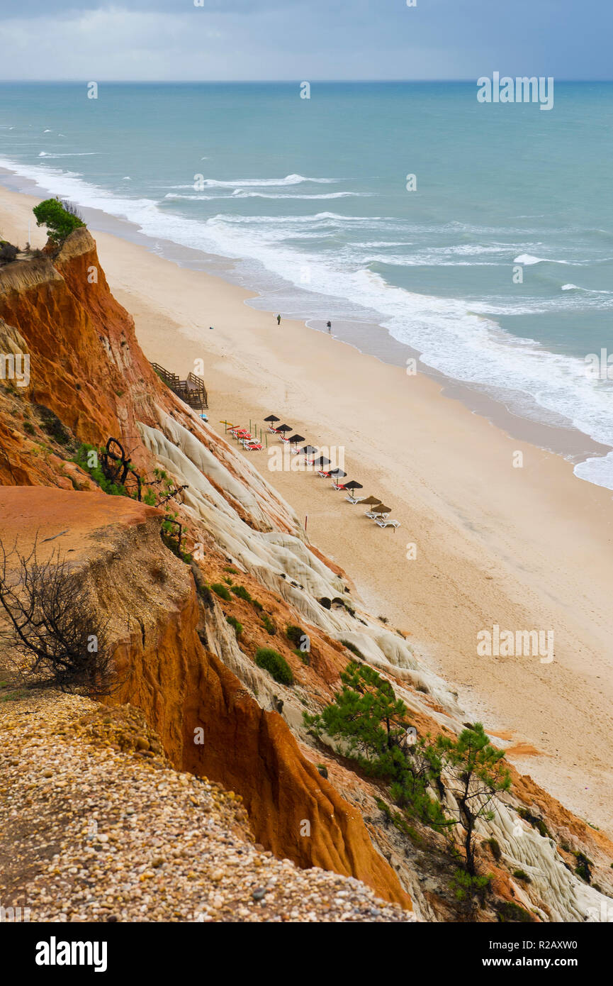Spiaggia e insolite formazioni di roccia, Praia da Falesia, spiaggia di Falesia, Algarve, PORTOGALLO Foto Stock