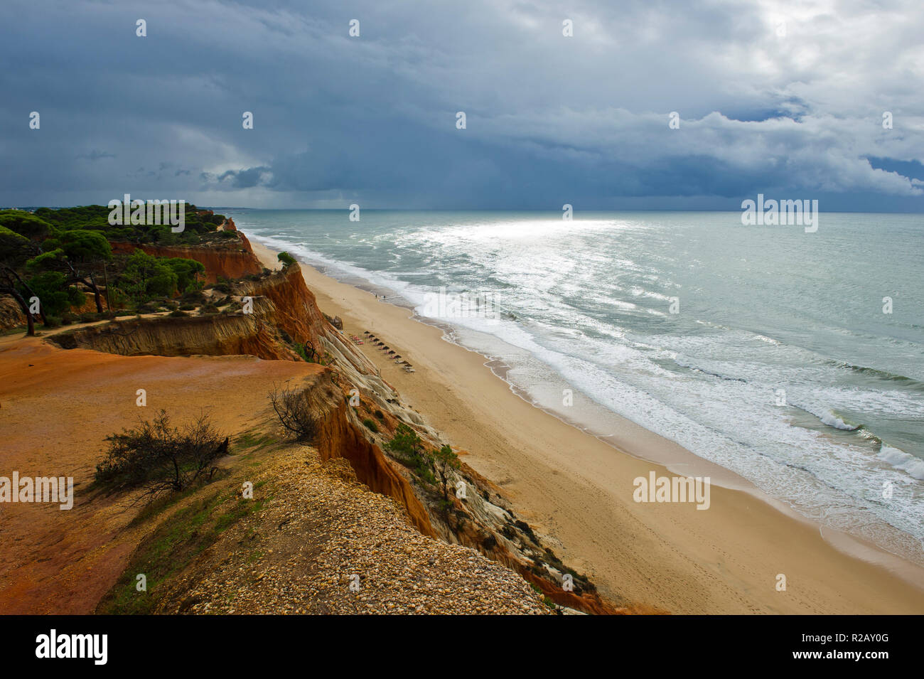 Spiaggia e insolite formazioni di roccia, Praia da Falesia, spiaggia di Falesia, Algarve, PORTOGALLO Foto Stock