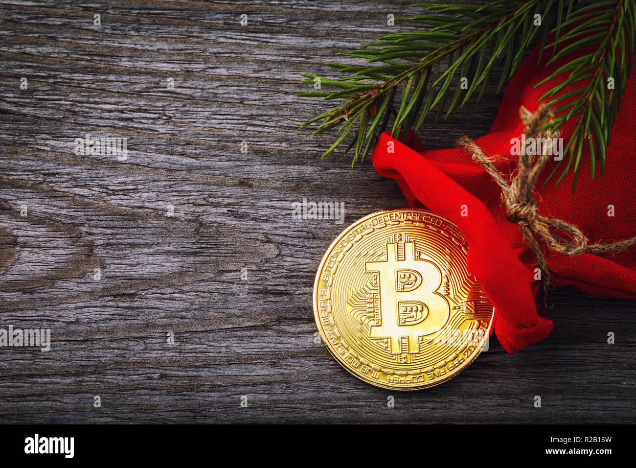 Bitcoin in un sacchetto rosso come nuovi anni regalo con spazio di copia Foto Stock
