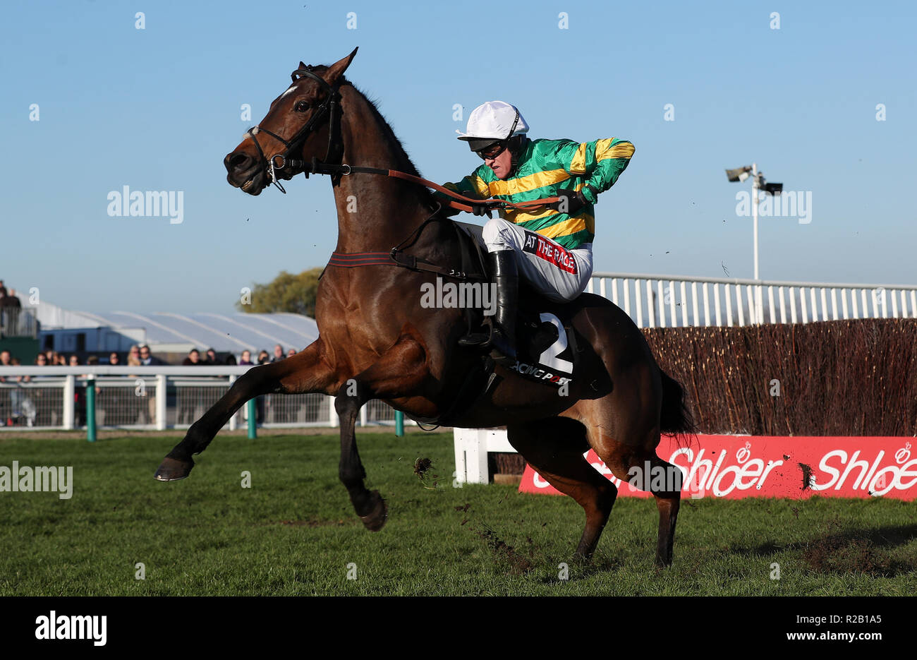 Il defi Du Seuil cavalcato da Barry Geraghty nel Racing Post Arkle Trophy Trial novizi' Chase durante la terza giornata della riunione di novembre a Cheltenham Racecourse. Foto Stock